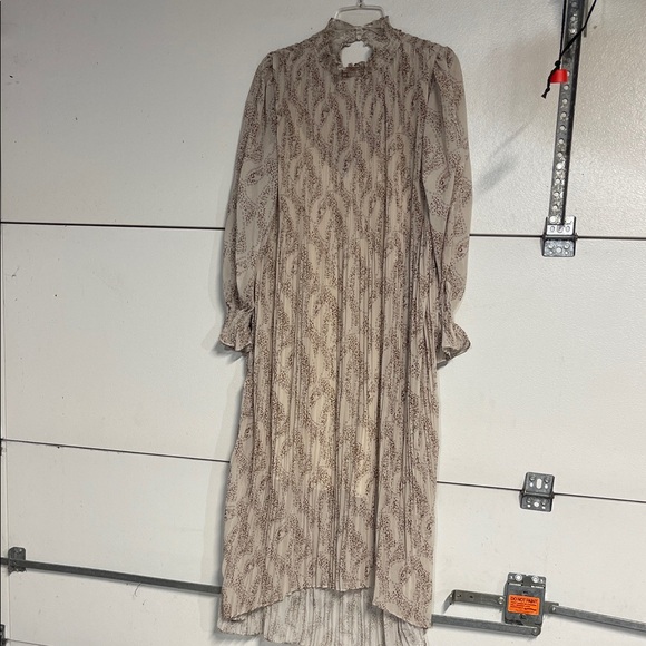 EN SAISON PLEATED MAXI DRESS CREAM SMALL - Picture 2 of 9